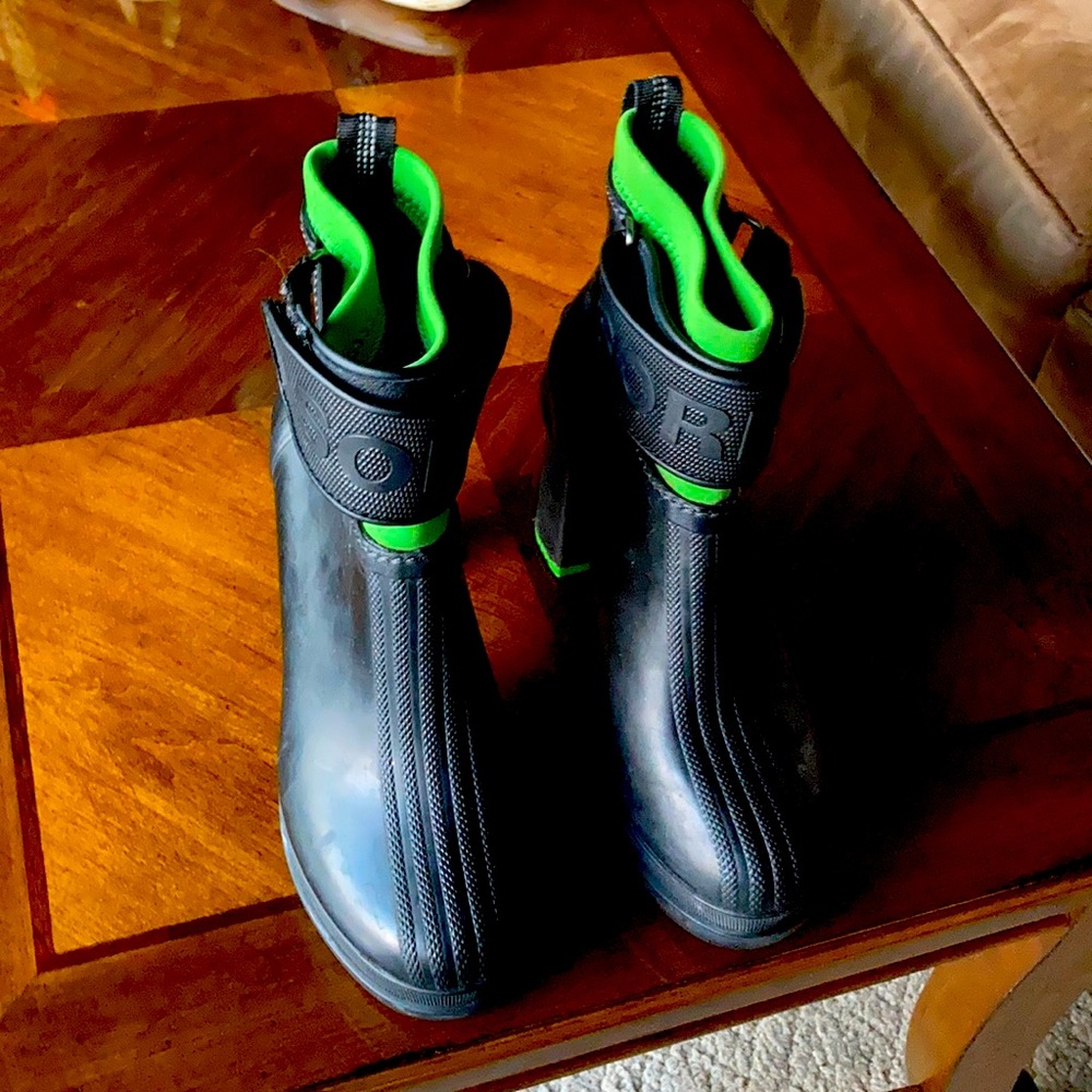 Sorel rain boots size 8!